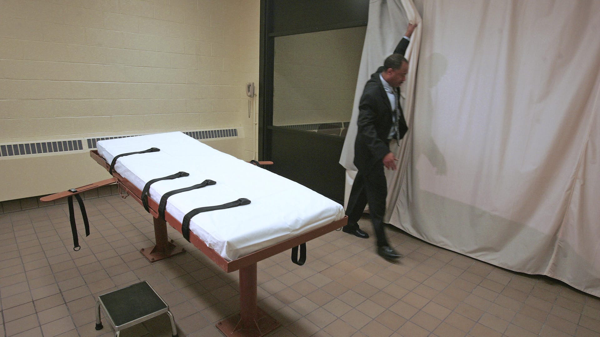 Larry Greene, Pressesprecher der Southern Ohio Correctional Facility, demonstriert im November 2005 wie im Gefängnis in Lucasville (Ohio) ein Vorhang zwischen Hinrichtungsraum und Zeugenraum gezogen wird. Larry Greene, Pressesprecher der Southern Ohio Correctional Facility, demonstriert im November 2005 wie im Gefängnis in Lucasville (Ohio) ein Vorhang zwischen Hinrichtungsraum und Zeugenraum gezogen wird.