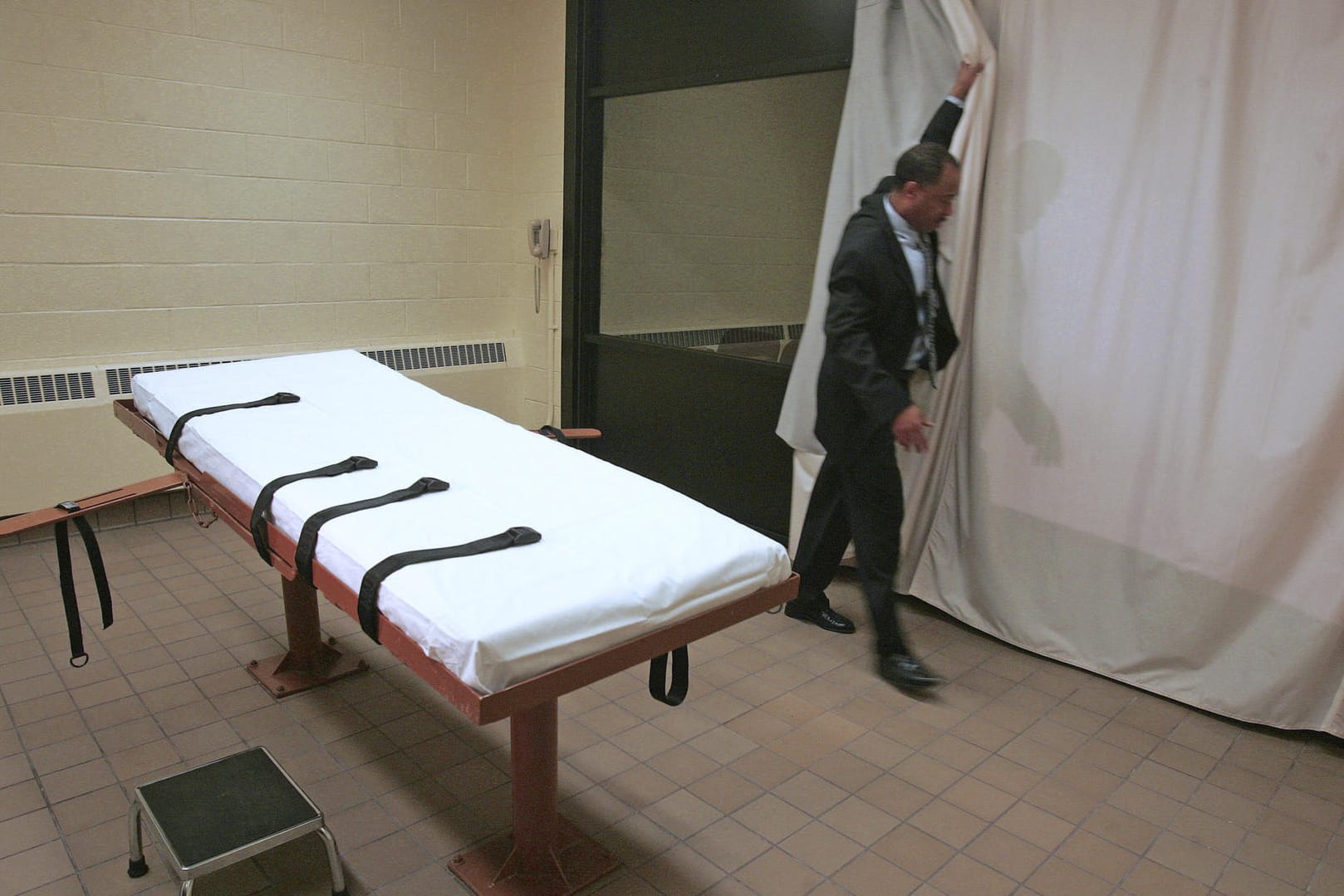 Larry Greene, Pressesprecher der Southern Ohio Correctional Facility, demonstriert im November 2005 wie im Gefängnis in Lucasville (Ohio) ein Vorhang zwischen Hinrichtungsraum und Zeugenraum gezogen wird.