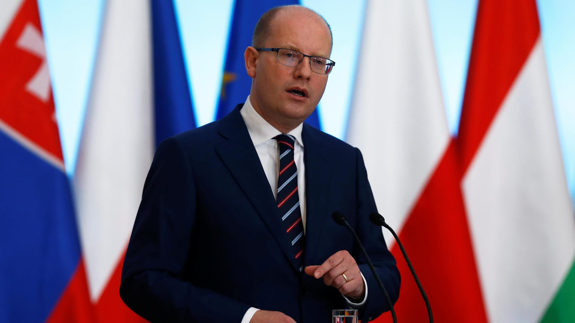 Nach dem Zerbrechen seiner Mitt-Links-Koalition wird der tschechische Ministerpräsident Bohuslav Sobotka bei der kommenden Wahl nicht wieder antreten. Nach dem Zerbrechen seiner Mitt-Links-Koalition wird der tschechische Ministerpräsident Bohuslav Sobotka bei der kommenden Wahl nicht wieder antreten.