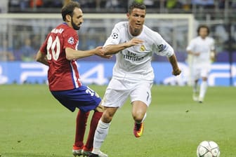 Cristiano Ronaldo (Real Madrid) im Zweikampf gegen Juanfran (Atletico).