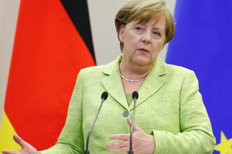 "Sein Erfolg wäre ein positives Signal für die politische Mitte", so Merkel über Macron.
