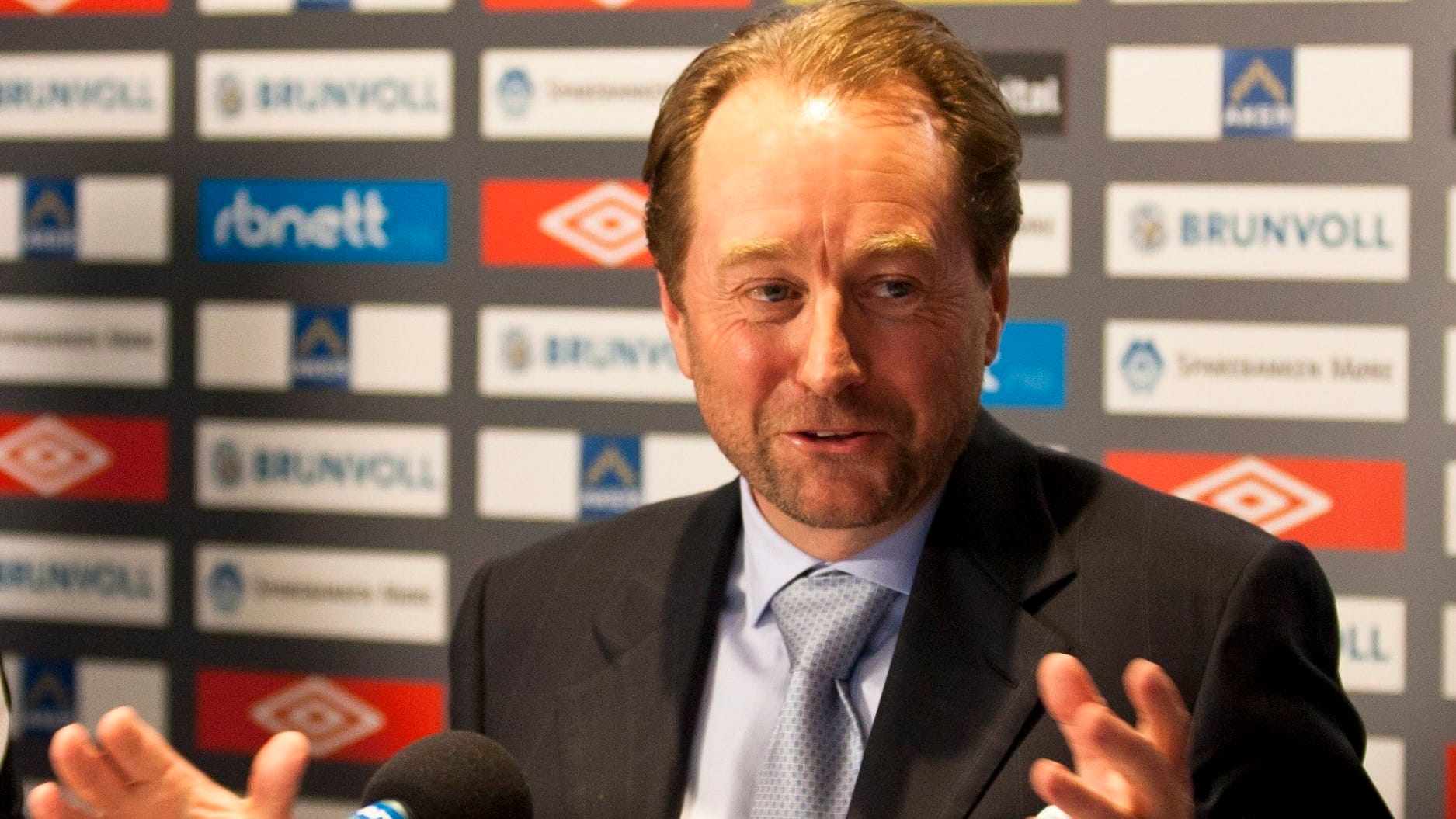 Kjell Inge Roekke bei einer Pressekonferenz in Norwegen.