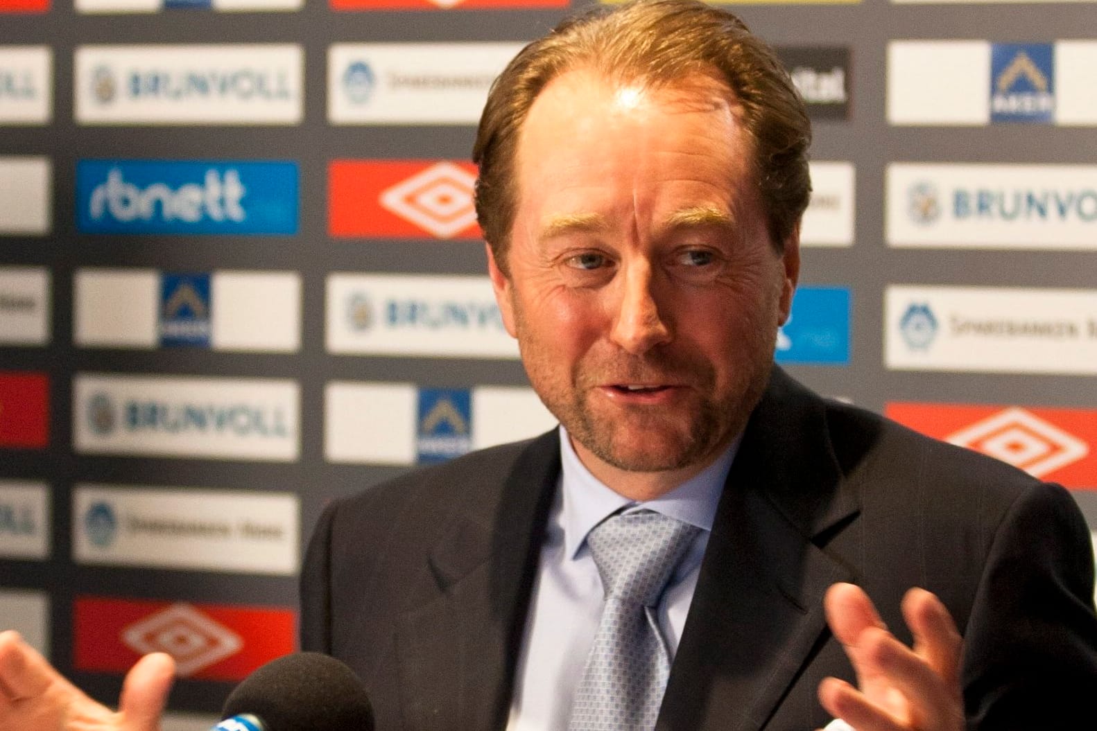 Kjell Inge Roekke bei einer Pressekonferenz in Norwegen.