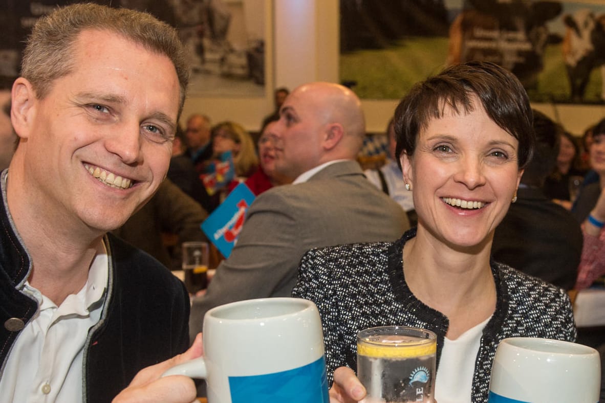 Die AfD-Bundesvorsitzende Frauke Petry und der Landesvorsitzende in Bayern Petr Bystron prosten sich beim Politischen Aschermittwoch zu.