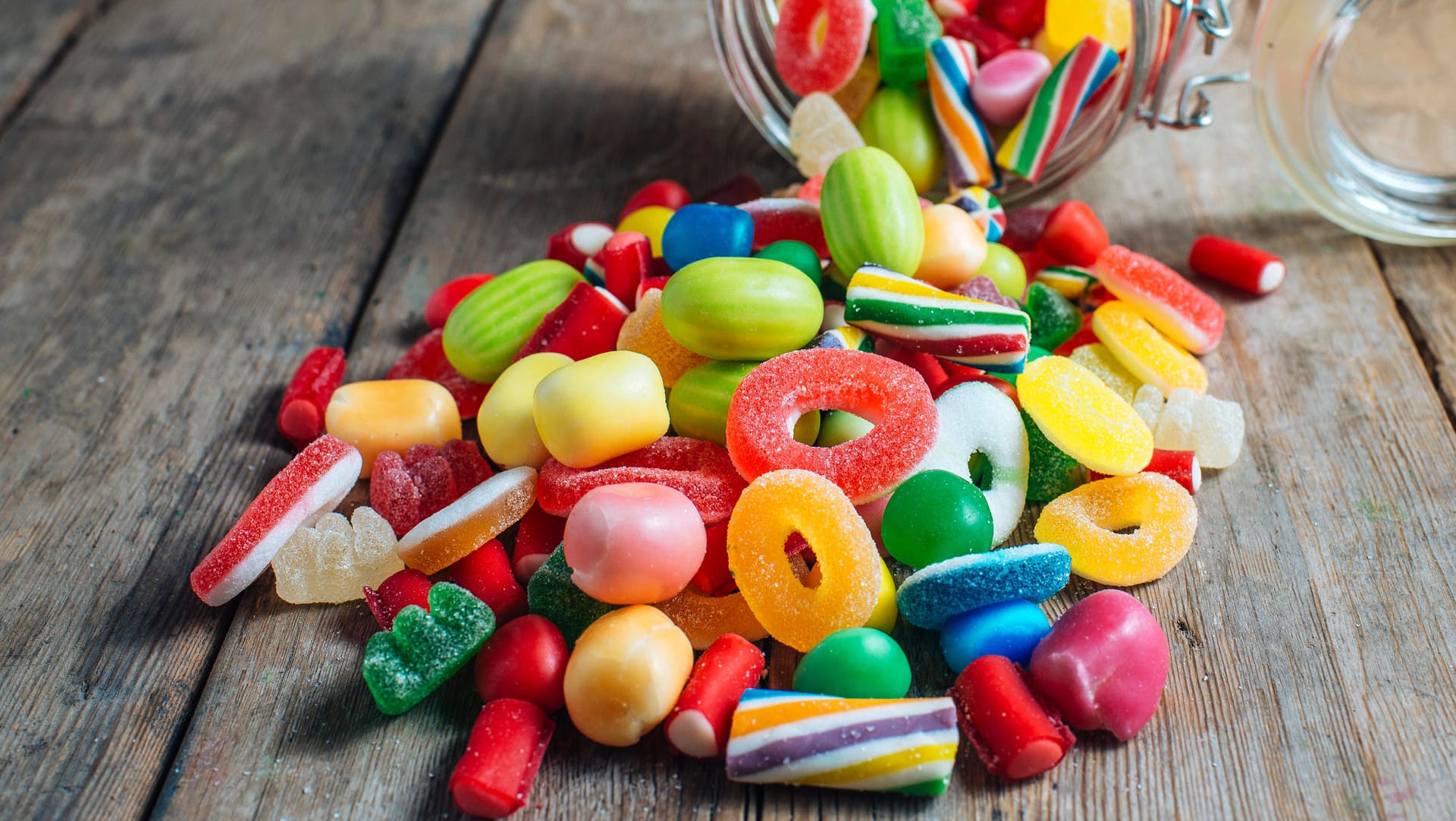 Bunte Bonbons liegen auf einem Tisch.