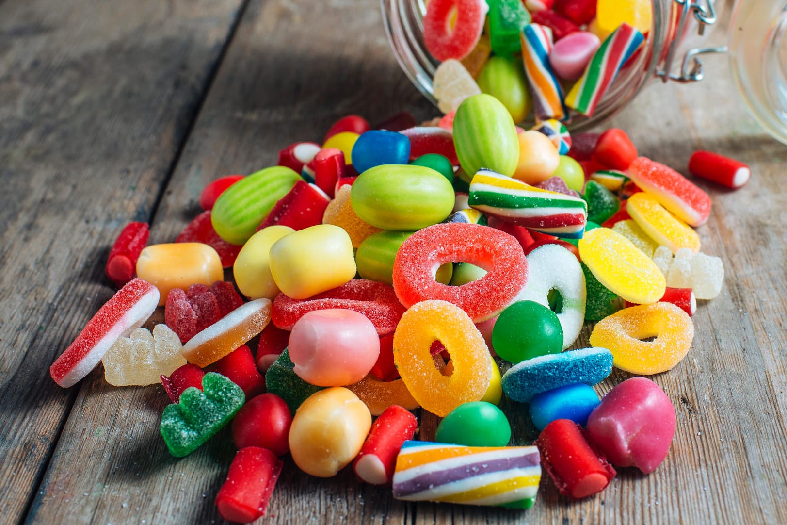 Bunte Bonbons liegen auf einem Tisch.