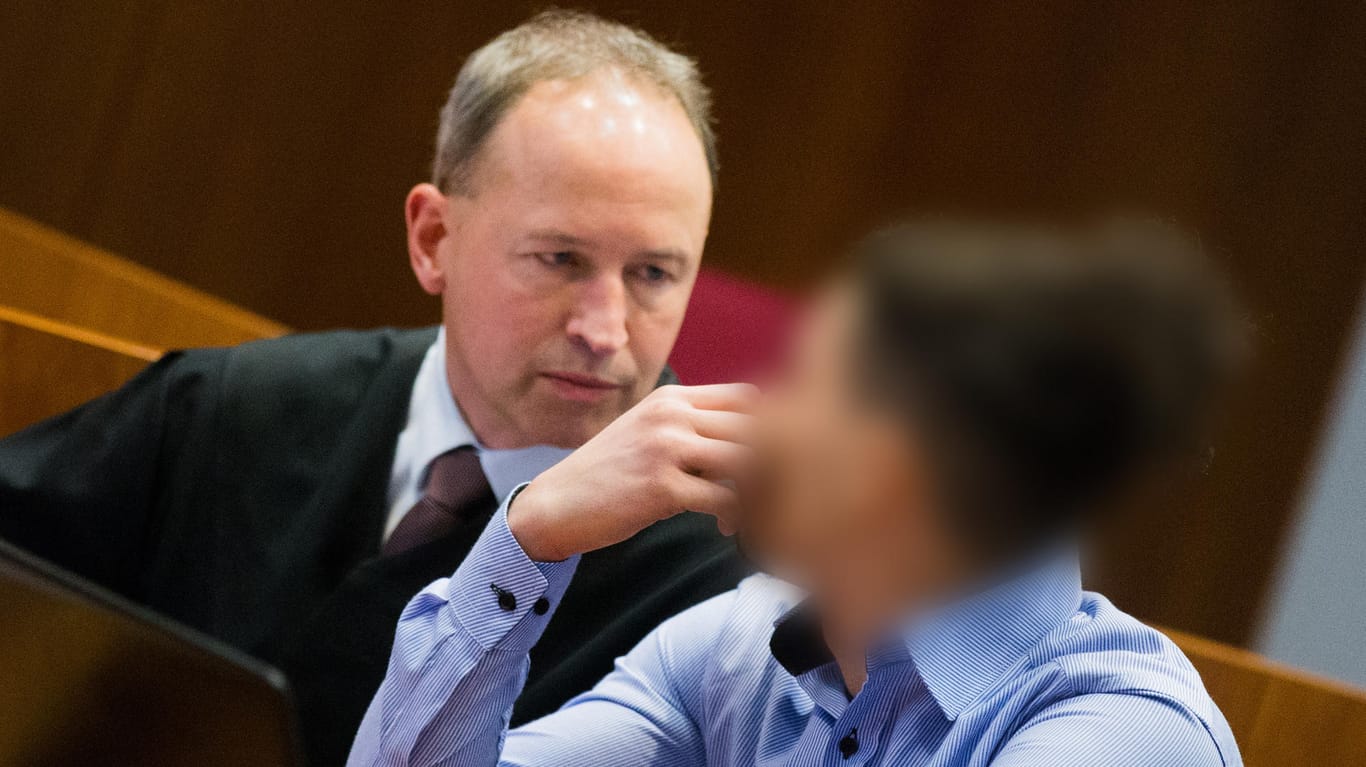 Der Hauptangeklagte Walid S. und sein Anwalt Martin Kretschmer sitzen im Landgericht in Bonn.