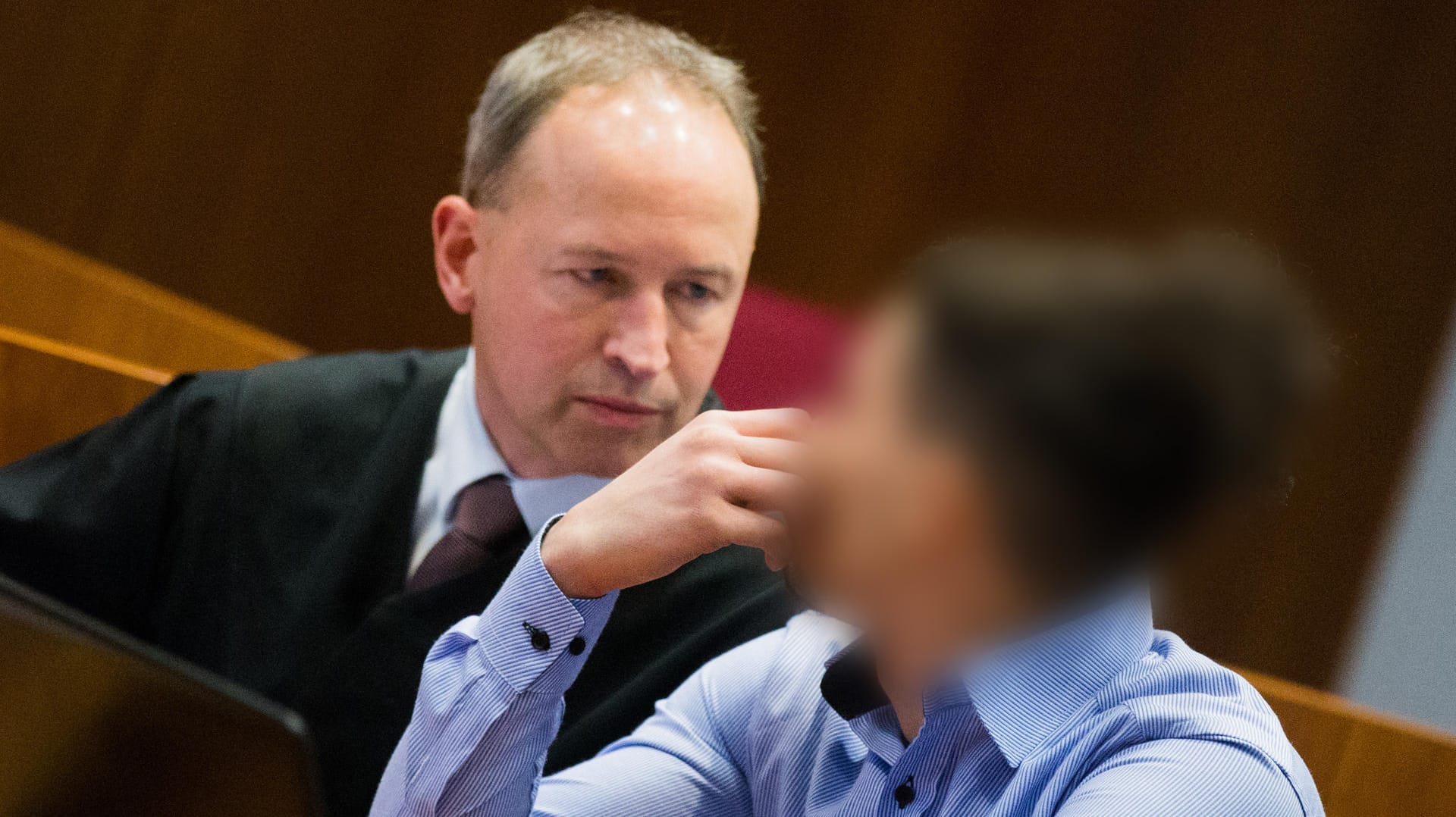 Der Hauptangeklagte Walid S. und sein Anwalt Martin Kretschmer sitzen im Landgericht in Bonn. Der Hauptangeklagte Walid S. und sein Anwalt Martin Kretschmer sitzen im Landgericht in Bonn.