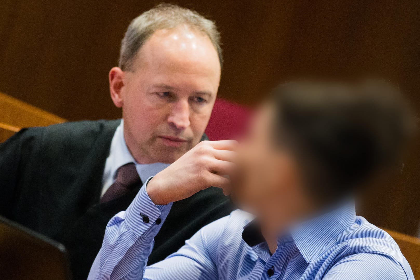 Der Hauptangeklagte Walid S. und sein Anwalt Martin Kretschmer sitzen im Landgericht in Bonn.