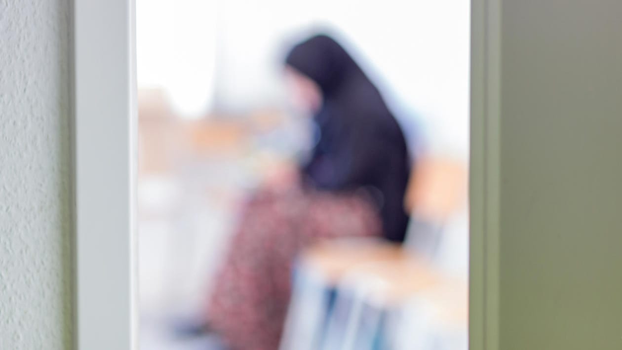 Eine Muslimin in ihrem Zimmer in einem Flüchtlingsheim.