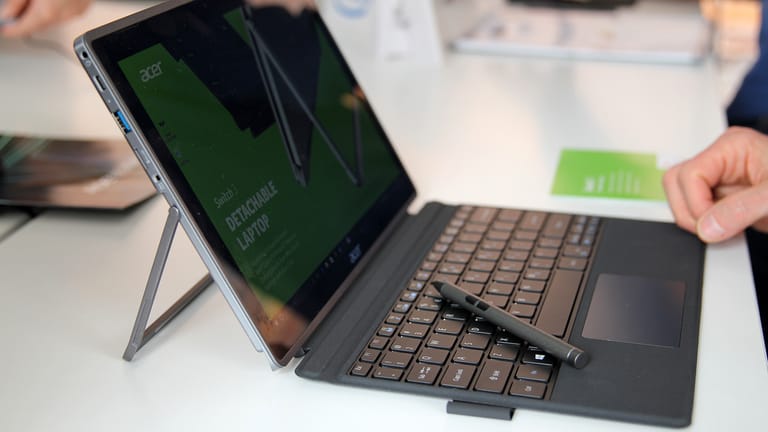 Acer Switch 3 mit Tastatur und Stift