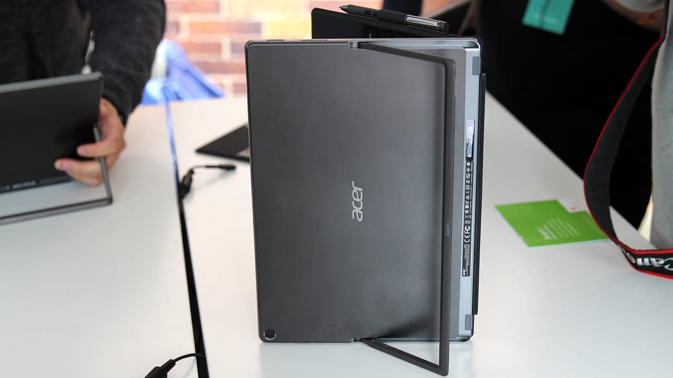 Acer Switch 5 seitlich aufgestellt