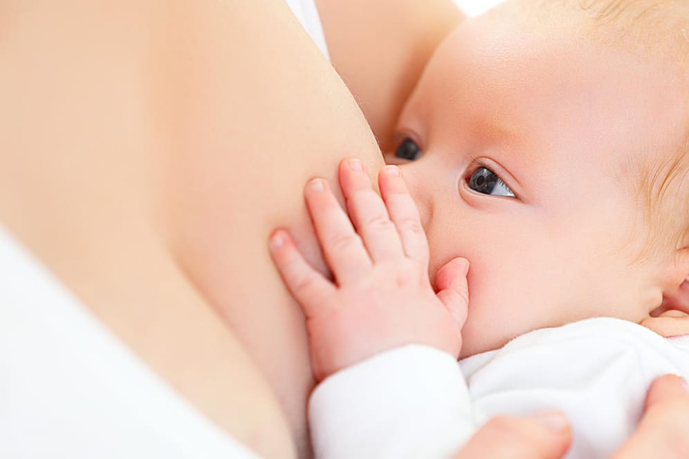 Eine Mutter stillt ihr Baby: Stillen soll viele Vorteile für die Entwicklung eines Säuglings haben.