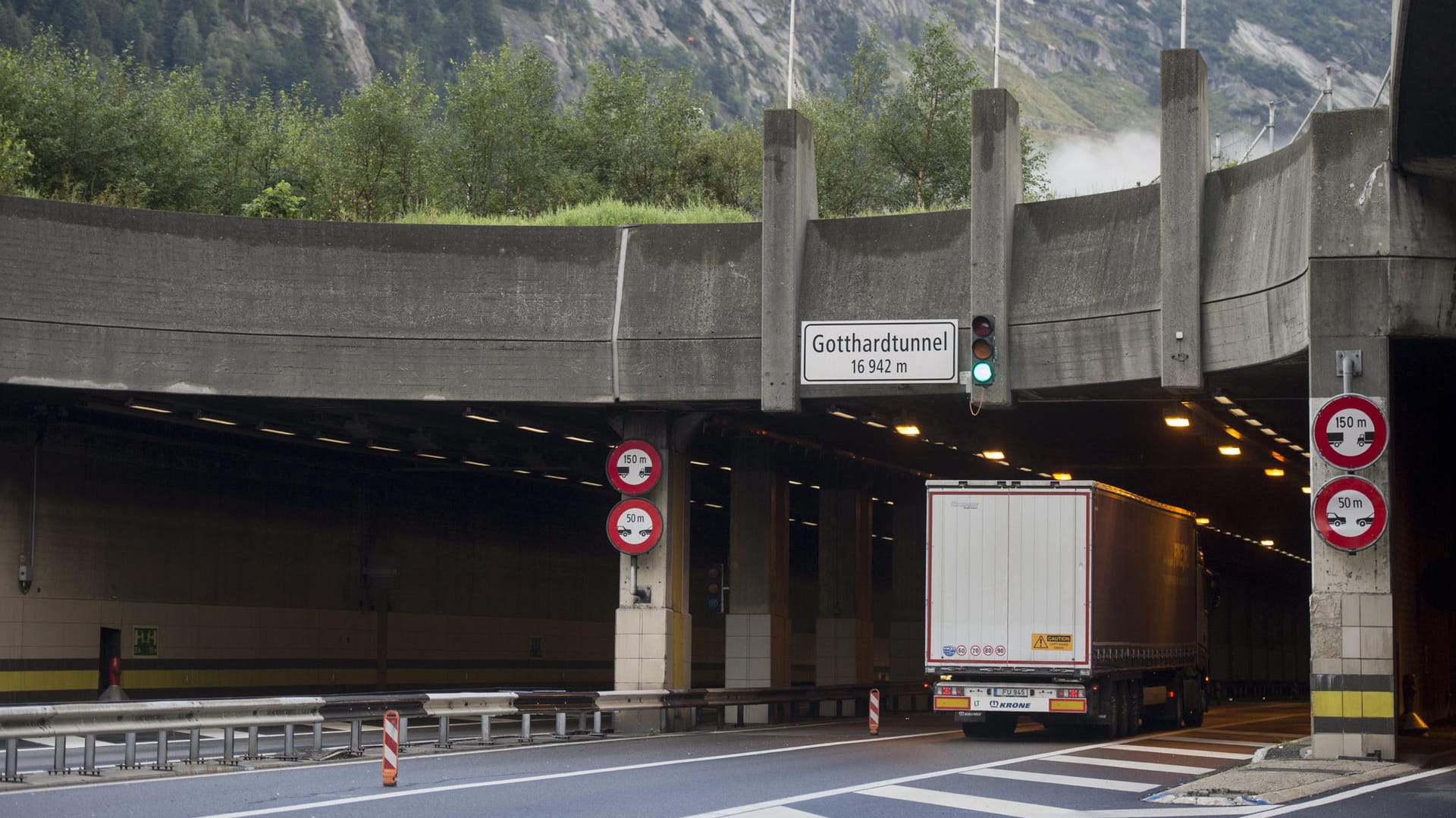 Der verurteilte Fahrer brachte laut Polizei im Gotthard–Straßentunnel andere Fahrer durch ständige Überholmanöver in Lebensgefahr (Symbolbild).