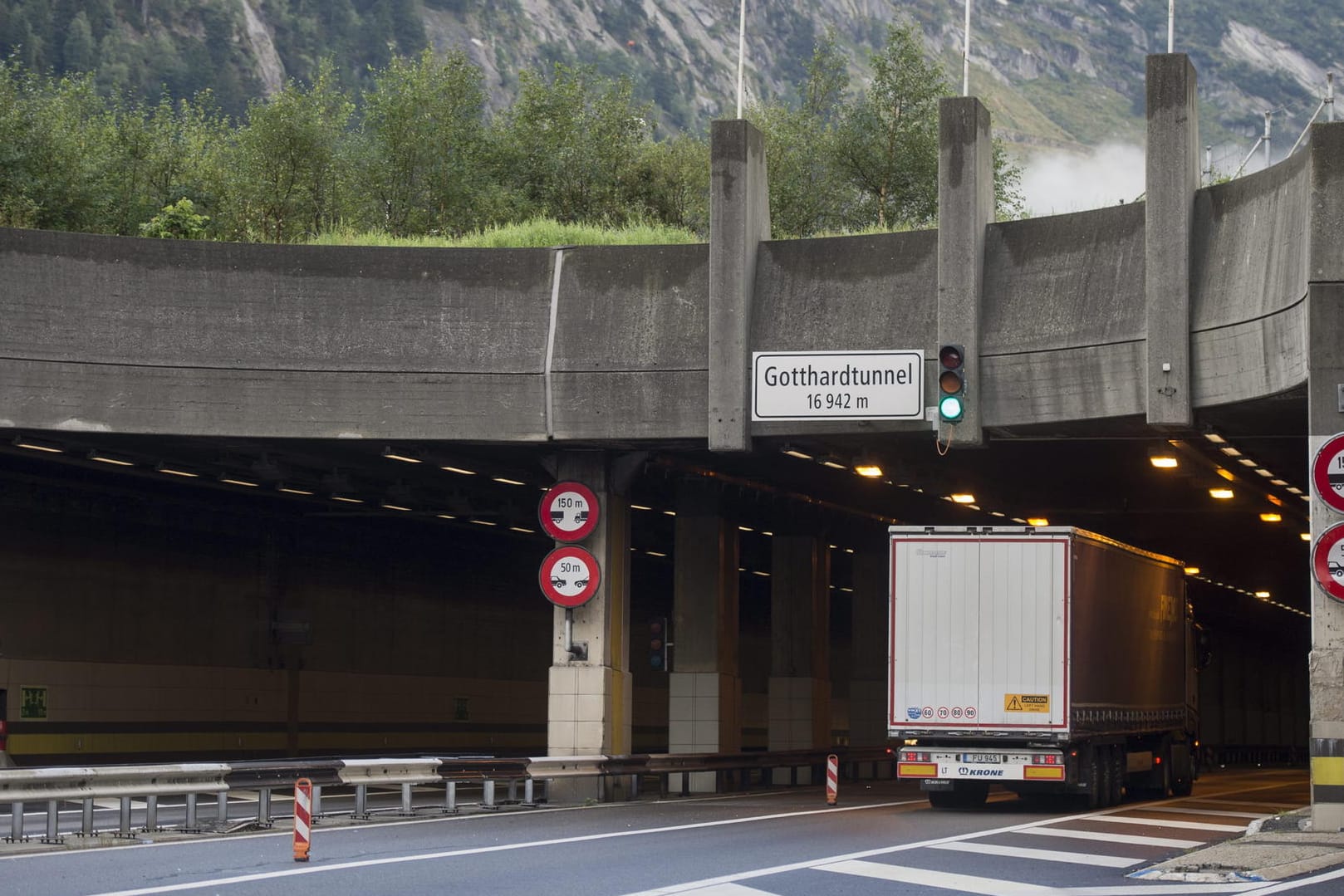 Der verurteilte Fahrer brachte laut Polizei im Gotthard–Straßentunnel andere Fahrer durch ständige Überholmanöver in Lebensgefahr (Symbolbild).