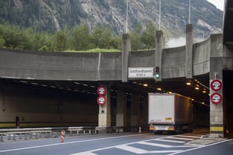 Der verurteilte Fahrer brachte laut Polizei im Gotthard–Straßentunnel andere Fahrer durch ständige Überholmanöver in Lebensgefahr (Symbolbild).