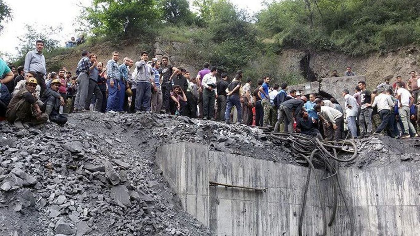 Durch eine Explosion an einer Kohlemine sitzen bis zu 90 Arbeiter unter der Erde fest. Einige Iraner versammeln sich am Unfallort, um bei den Bergungsarbeiten zu helfen.