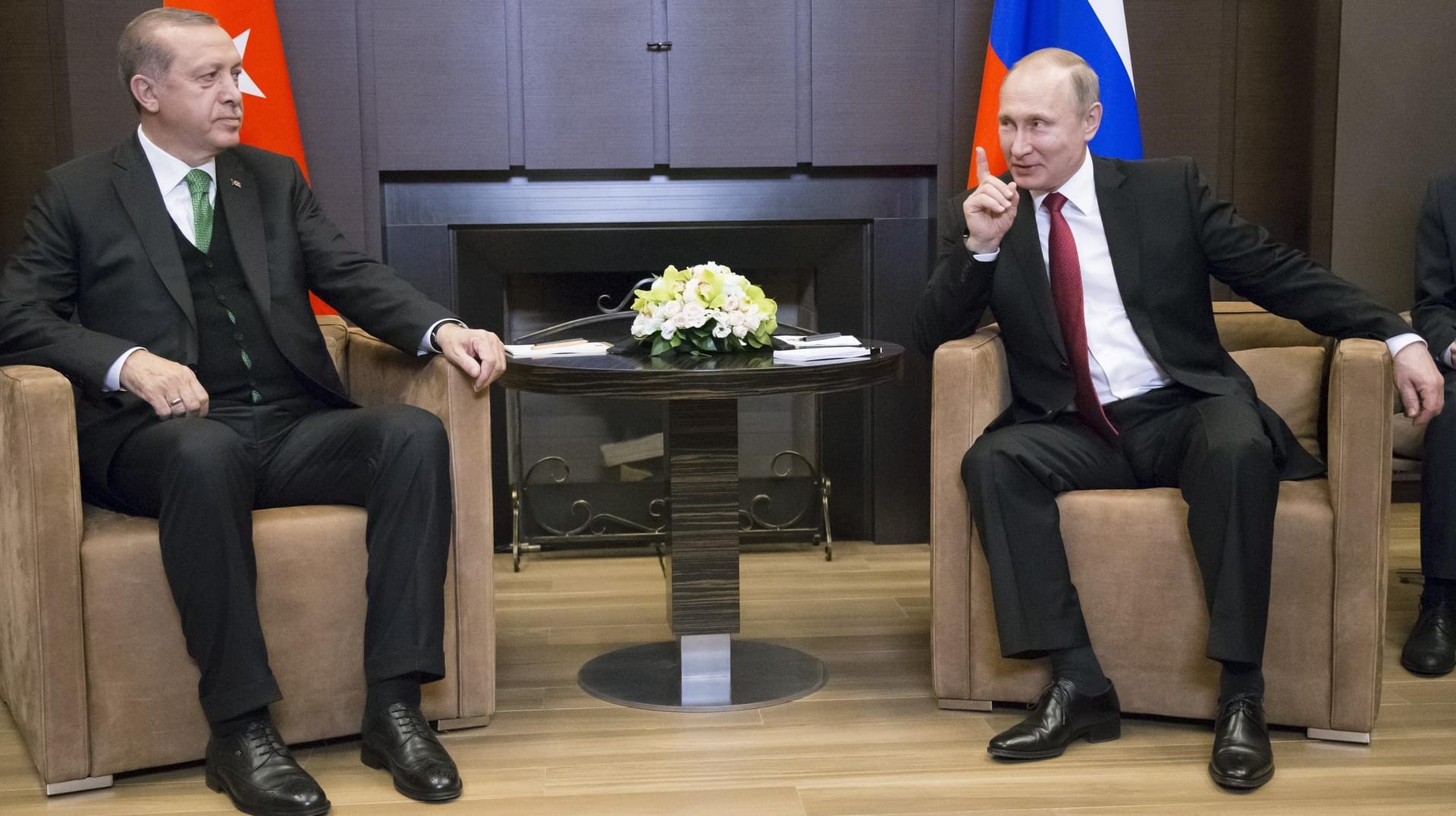 Putin trifft Erdogan in Sotschi: Die Verstimmungen scheinen wieder vergessen zu sein. Putin trifft Erdogan in Sotschi: Die Verstimmungen scheinen wieder vergessen zu sein.