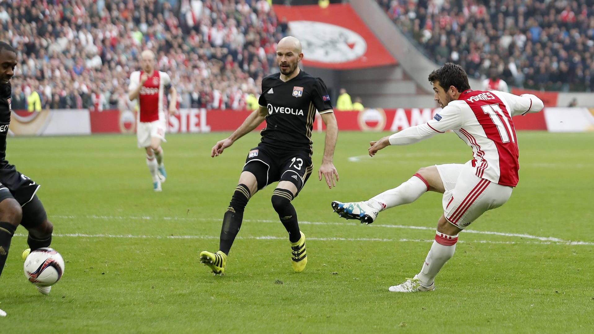 Überragend: Amin Younes (r.) gegen Olympique Lyon.