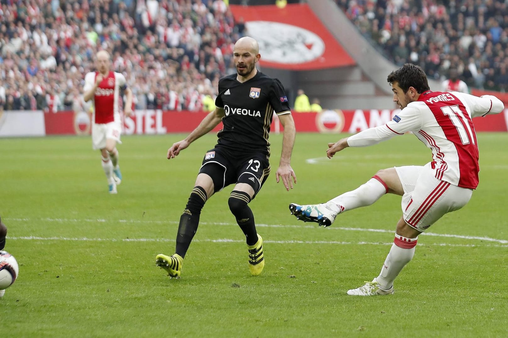 Überragend: Amin Younes (r.) gegen Olympique Lyon.