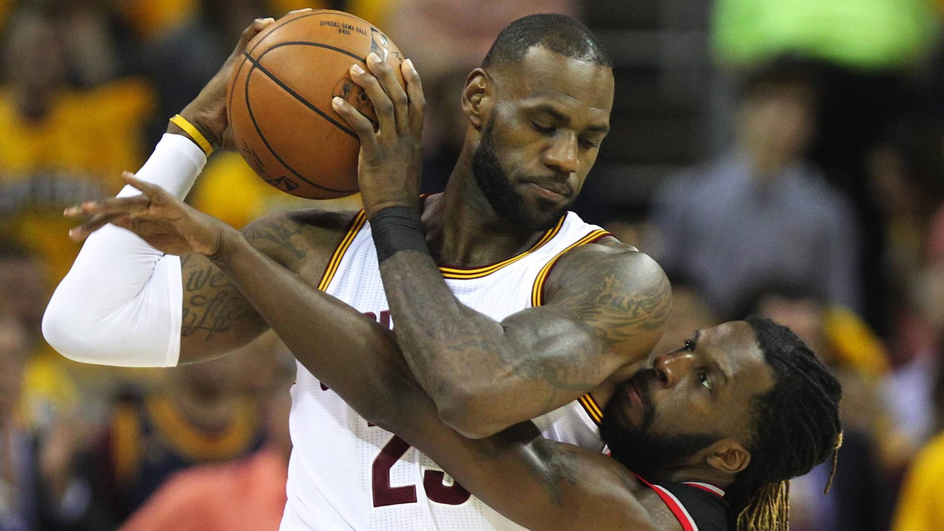 LeBron James schirmt den Ball vor Torontos DeMarre Carroll ab.