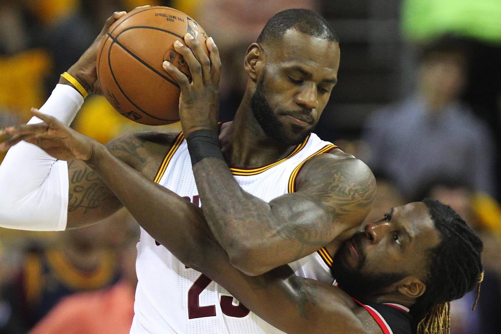 LeBron James schirmt den Ball vor Torontos DeMarre Carroll ab.