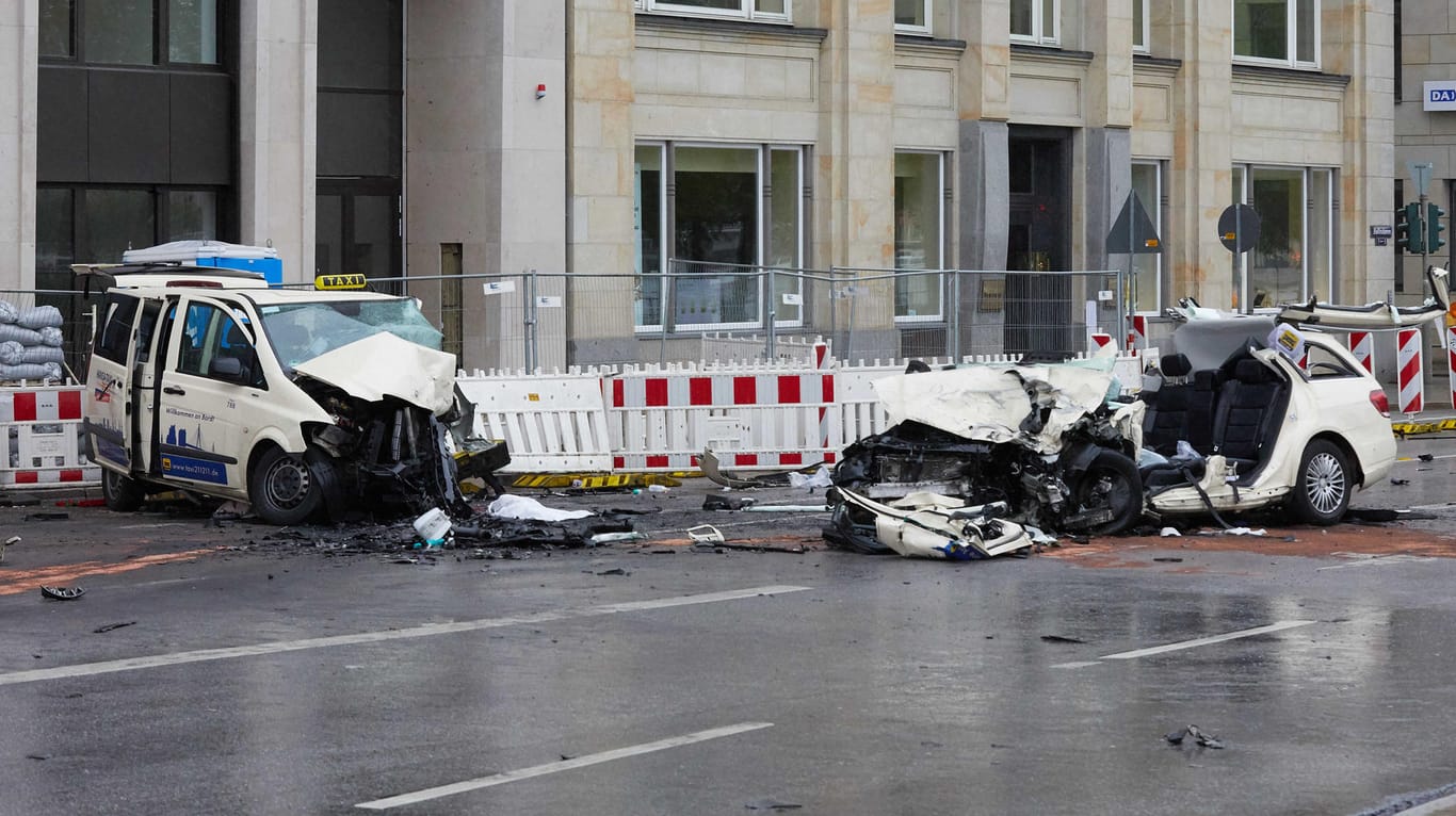 Taxis kollidieren - Fahrgast stirbt