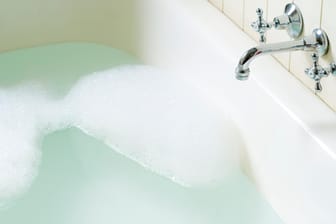 Eine Badewanne gefüllt mit Wasser.