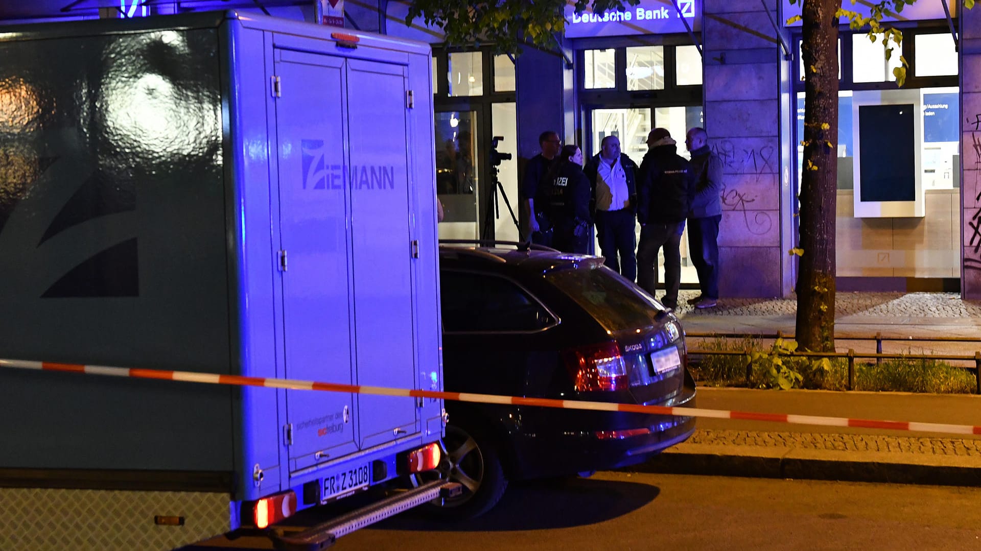 Bei einem Überfall auf einen Geldtransport ist in Prenzlauer Berg ein Mitarbeiter des Transportunternehmens durch einen Schuss verletzt worden. Bei einem Überfall auf einen Geldtransport ist in Prenzlauer Berg ein Mitarbeiter des Transportunternehmens durch einen Schuss verletzt worden.