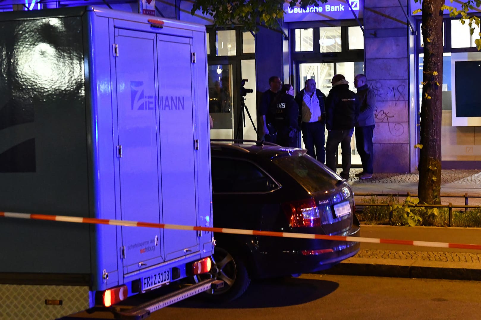 Bei einem Überfall auf einen Geldtransport ist in Prenzlauer Berg ein Mitarbeiter des Transportunternehmens durch einen Schuss verletzt worden.