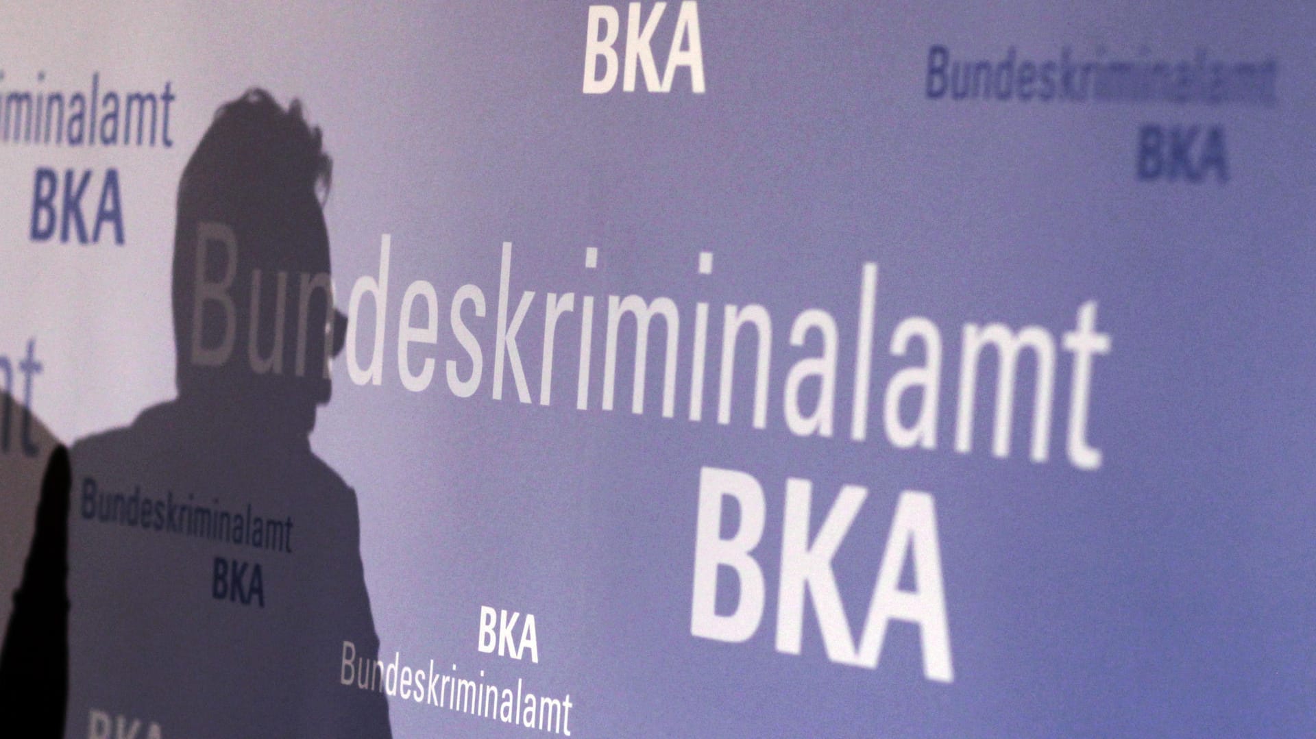 Das Bundeskriminalamt überwacht Gefährder in Deutschland. Das Bundeskriminalamt überwacht Gefährder in Deutschland.