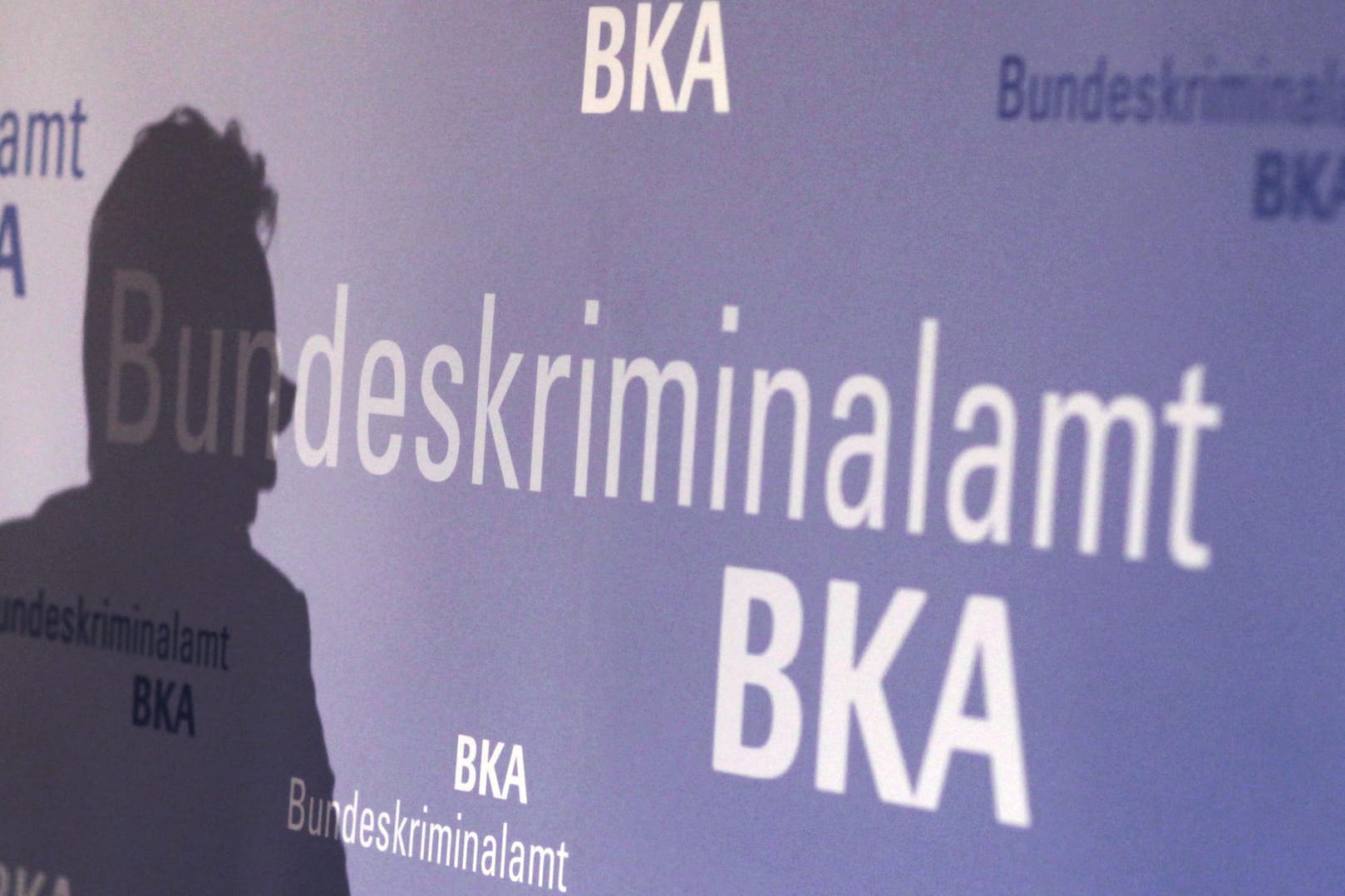 Das Bundeskriminalamt überwacht Gefährder in Deutschland.