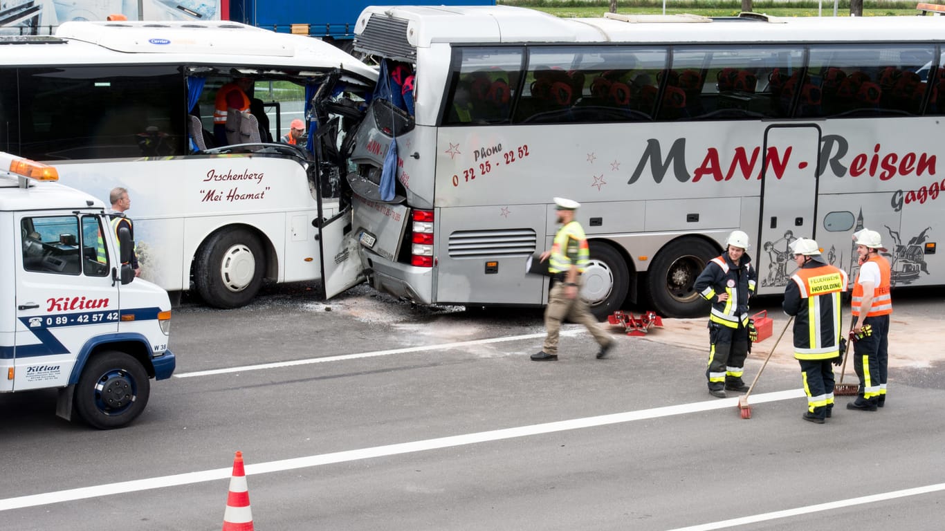 Zwei stark beschädigte Busse stehen bei Brunnthal (Bayern) auf der Autobahn A8. Bei einem Auffahrunfall südlich von München sind mehrere Kinder leicht verletzt worden.