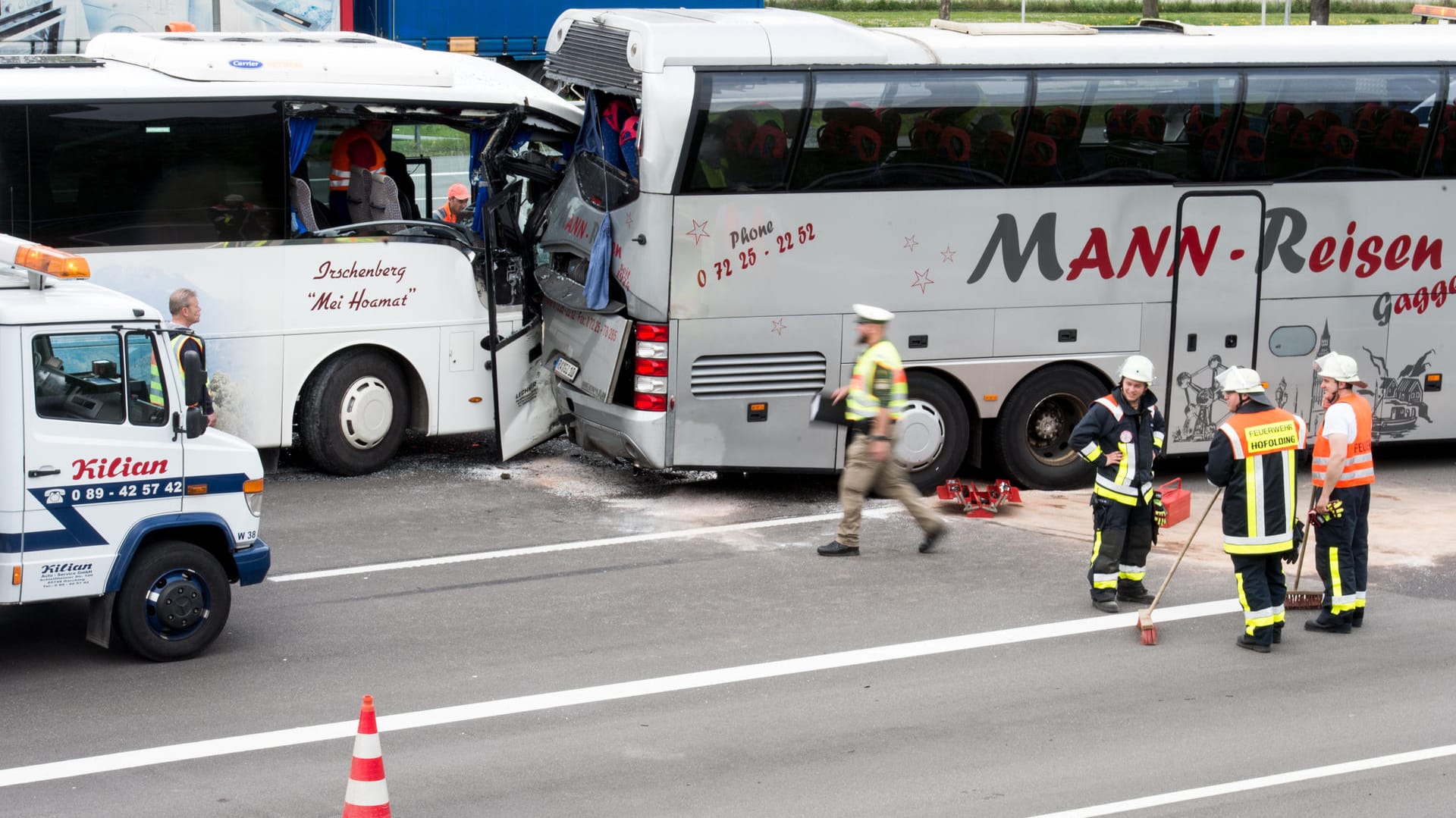 Zwei stark beschädigte Busse stehen bei Brunnthal (Bayern) auf der Autobahn A8. Bei einem Auffahrunfall südlich von München sind mehrere Kinder leicht verletzt worden. Zwei stark beschädigte Busse stehen bei Brunnthal (Bayern) auf der Autobahn A8. Bei einem Auffahrunfall südlich von München sind mehrere Kinder leicht verletzt worden.