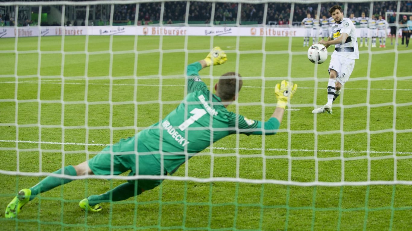 DFB-Pokal-Halbfinale vom Dienstag: Gladbachs Strobl im Elfmeterschießen gegen Frankfurts Keeper Radecky.