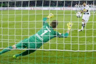 DFB-Pokal-Halbfinale vom Dienstag: Gladbachs Strobl im Elfmeterschießen gegen Frankfurts Keeper Radecky.
