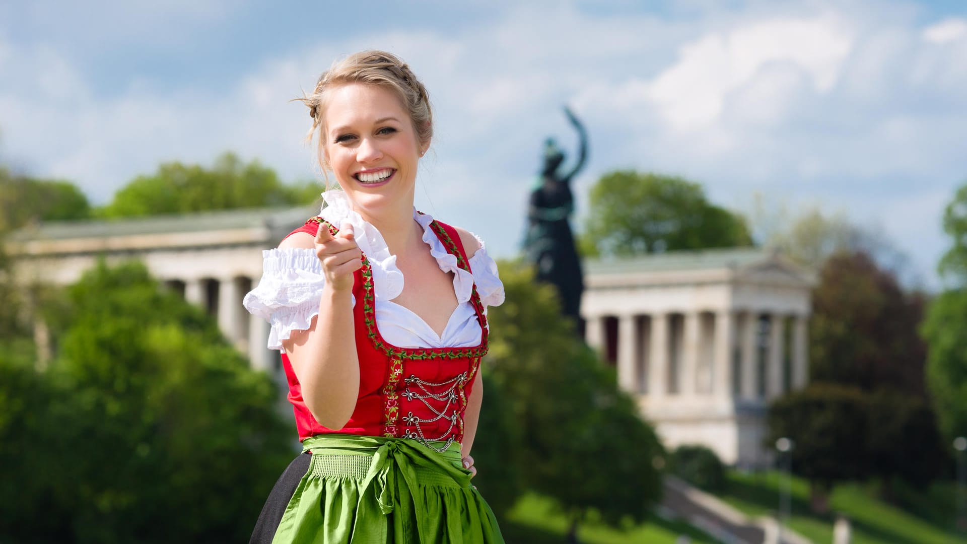 Frau in traditionellem Dirndl