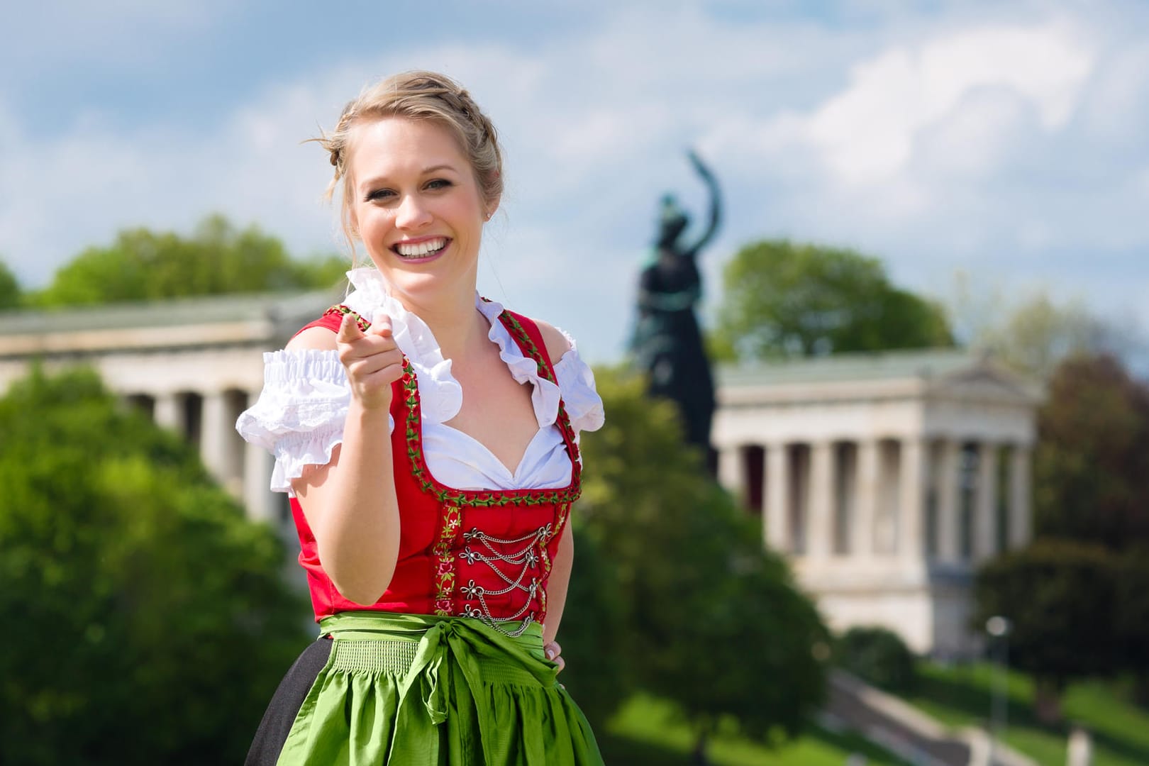 Frau in traditionellem Dirndl