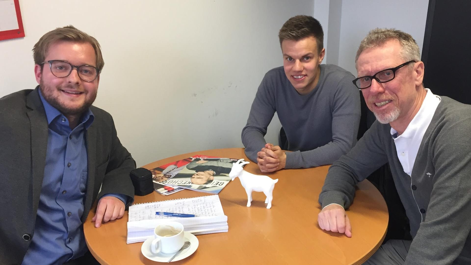 Peter Stöger im Gespräch mit den t-online.de-Redakteuren Florian Wichert (l.) und Benjamin Zurmühl.