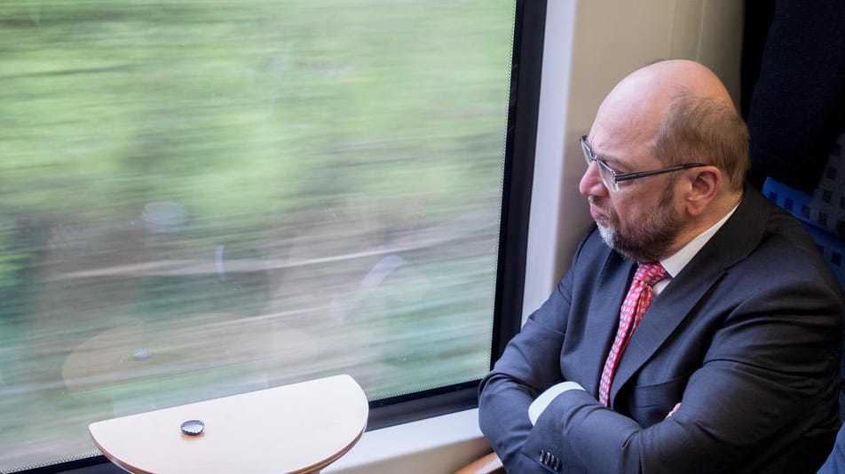 Martin Schulz wirkt nachdenklich im "Schulzzug".