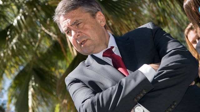 Außenminister Sigmar Gabriel hat sein Treffen mit Regierungskritikern in Israel verteidigt. Außenminister Sigmar Gabriel hat sein Treffen mit Regierungskritikern in Israel verteidigt.
