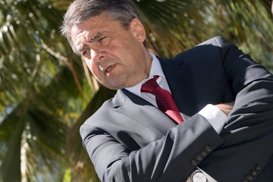 Außenminister Sigmar Gabriel hat sein Treffen mit Regierungskritikern in Israel verteidigt.