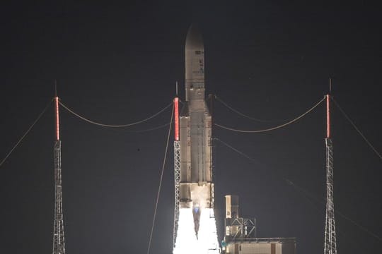 Start einer Ariane-5-Rakete mit zwei Telekommunikationssatelliten für Anbieter aus Korea und Brasilien an Bord am 05.