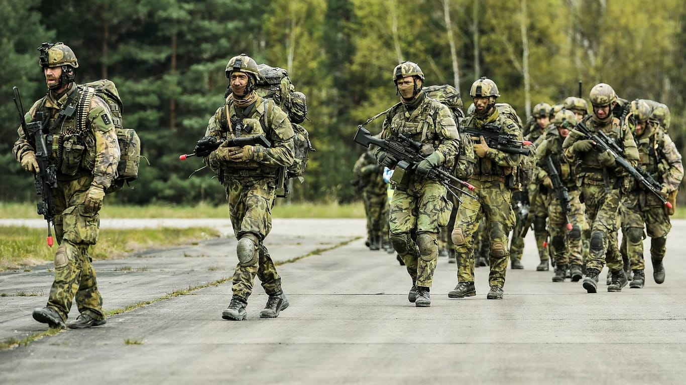 Tschechische und amerikanische Soldaten üben im April auf einer Militärübung im tschechischen Ralsko für den Ernstfall.