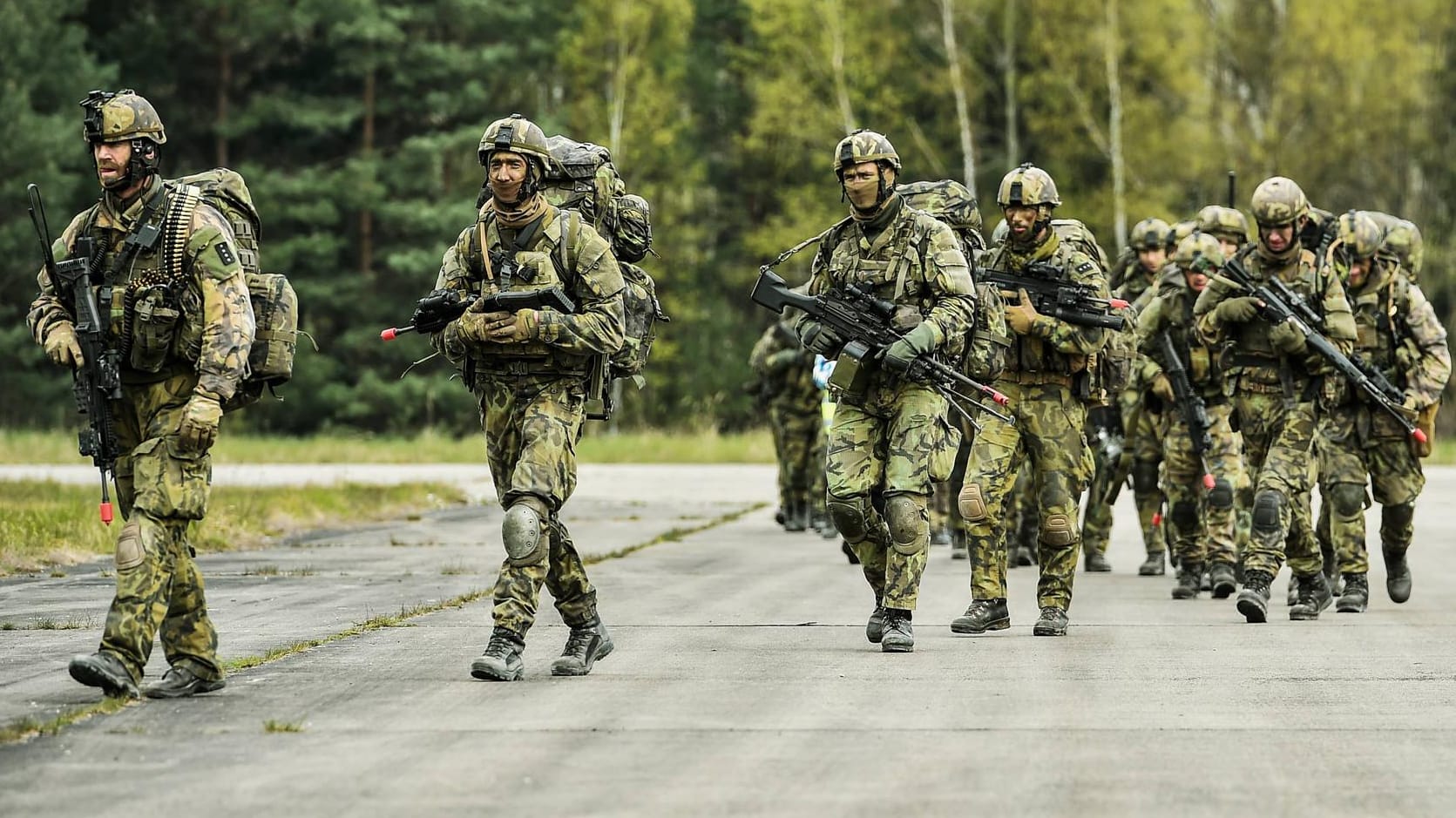 Tschechische und amerikanische Soldaten üben im April auf einer Militärübung im tschechischen Ralsko für den Ernstfall. Tschechische und amerikanische Soldaten üben im April auf einer Militärübung im tschechischen Ralsko für den Ernstfall.