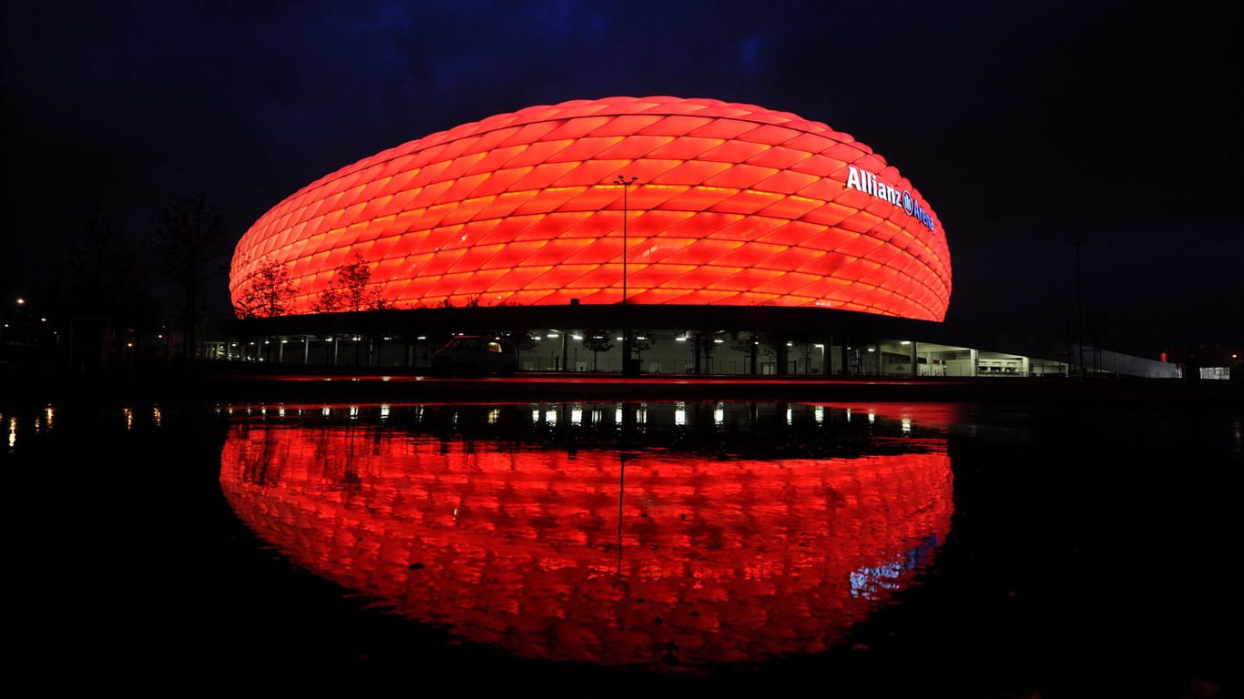 Bei Heimspielen des FC Bayern wird die Allianz Arena rot angeleuchtet.