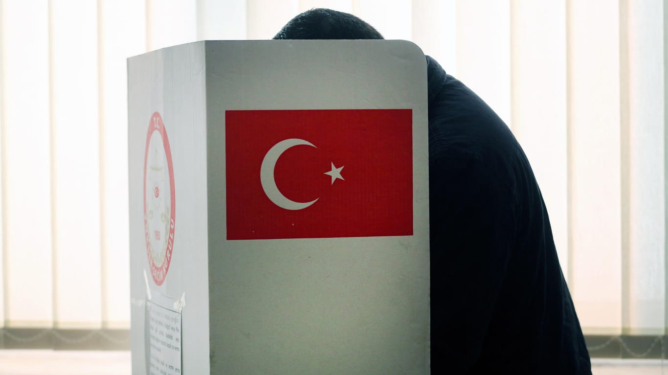 Ein Türke gibt am 09.04.2017 in Dortmund (Nordrhein-Westfalen) in einem Wahllokal seine Stimme zum türkischen Referendum ab.