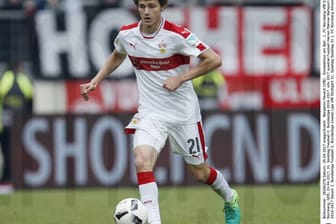 Benjamin Pavard (VfB Stuttgart) - Einzelaktion am Ball