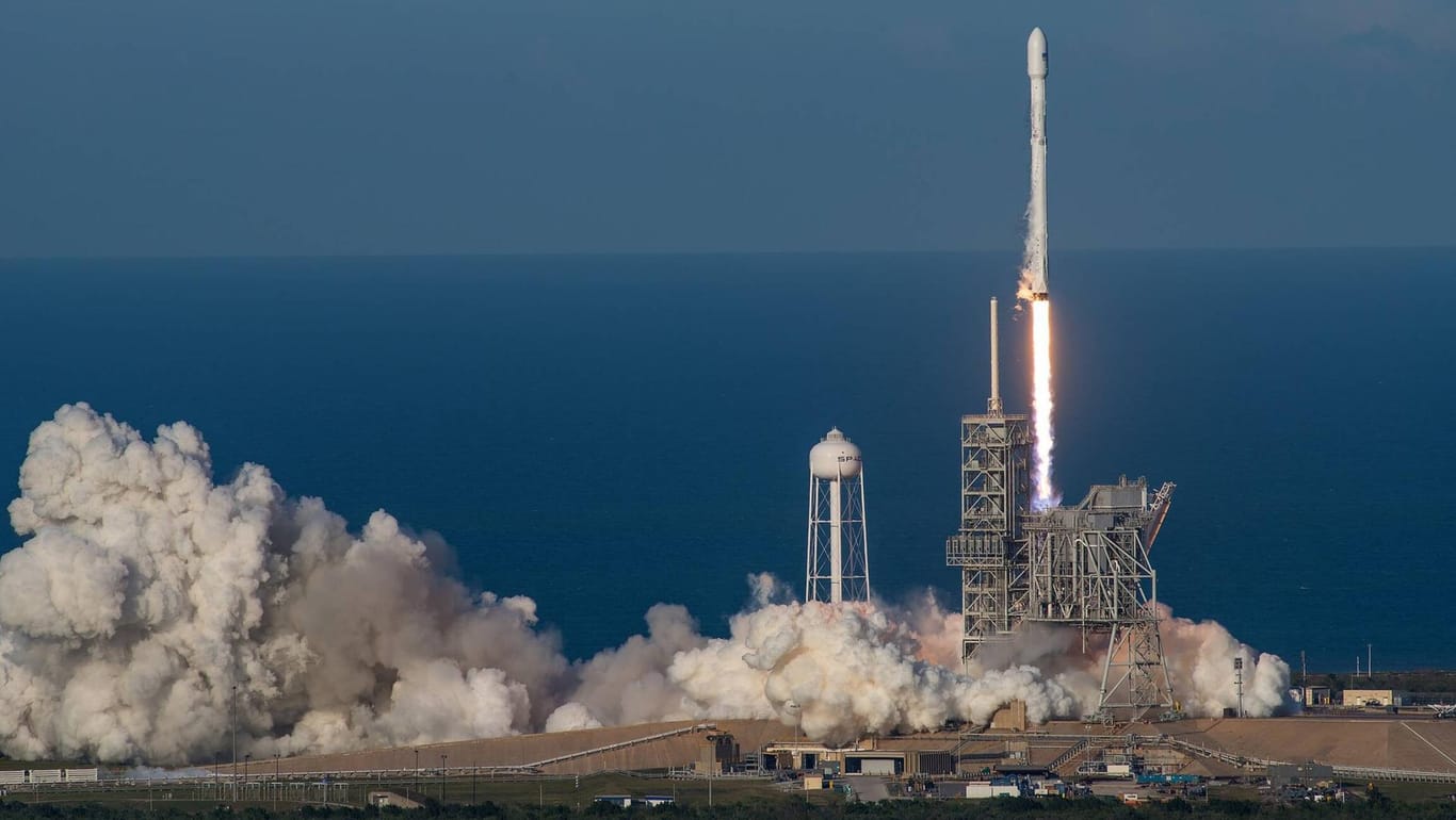 Eine Falcon 9 Rakete von Space X beim Start. Sie soll bald Internet-Satelliten in den Orbit bringen