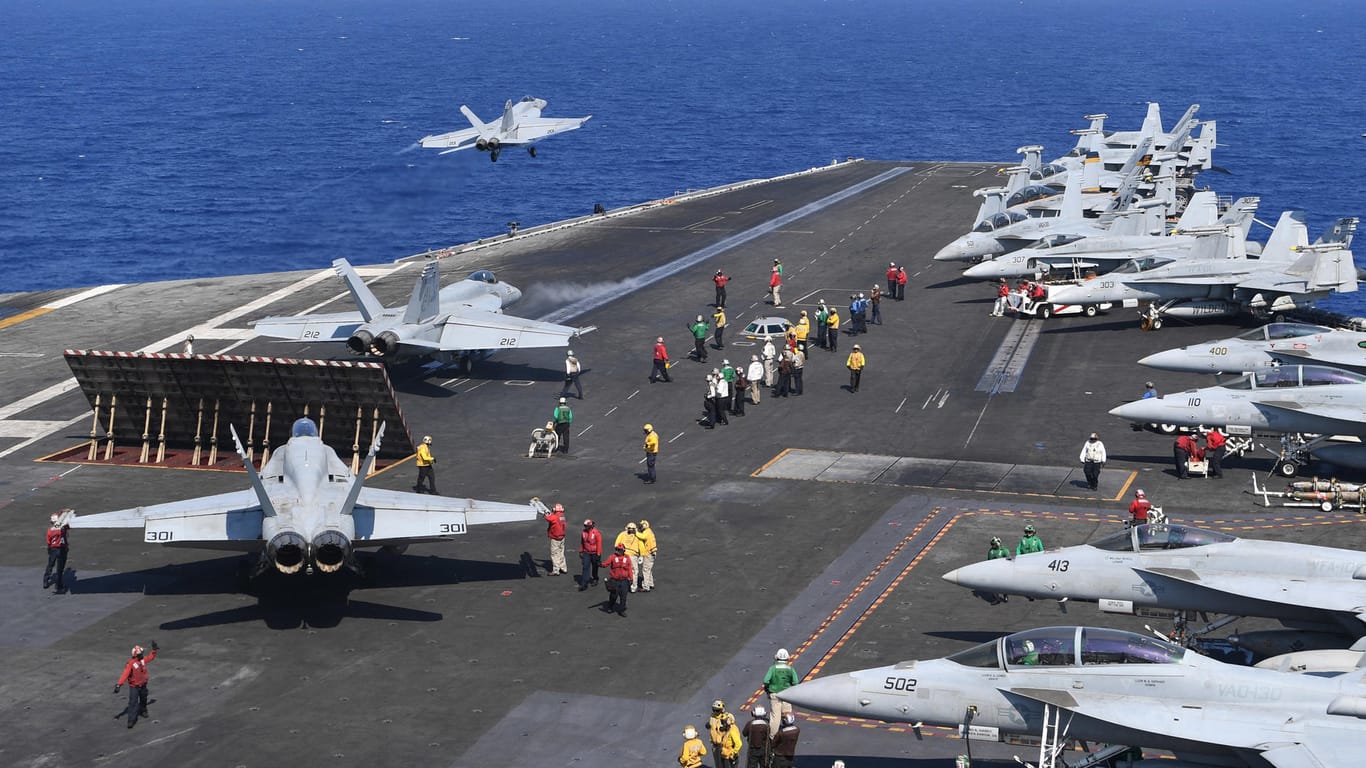 Ein Kampfflugzeug startet im östlichen Mittelmeer vom Deck des Flugzeugträgers USS Dwight D. Eisenhower zu einer Anti-IS-Operation in Syrien.